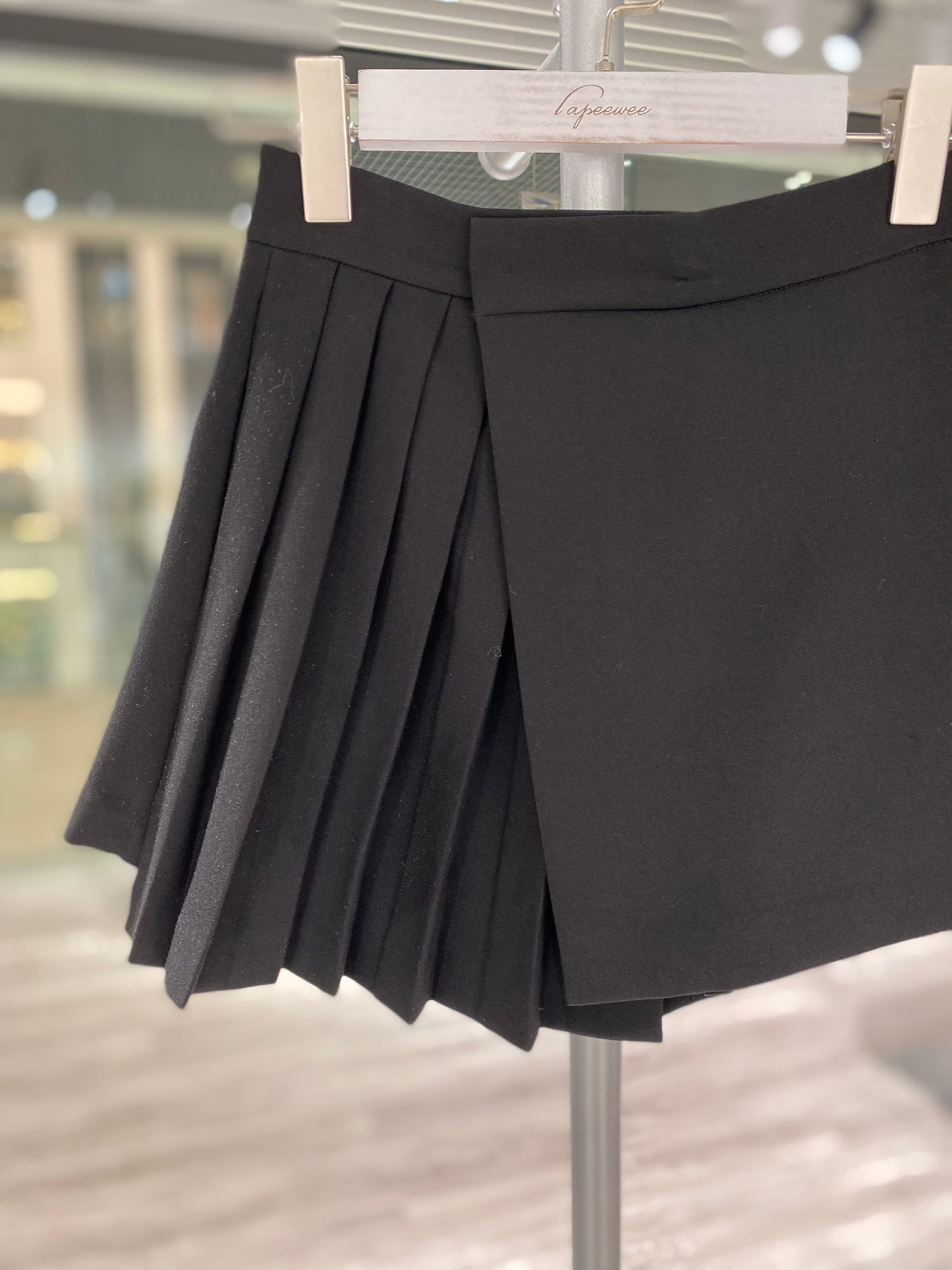 Pleated short skirt in black