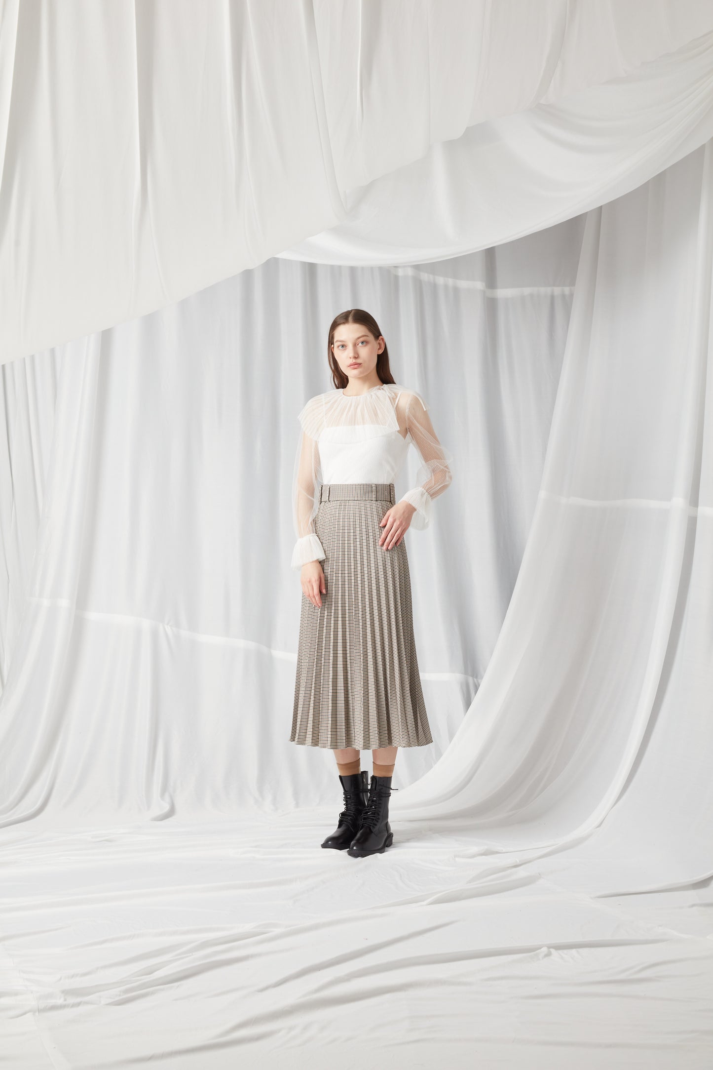 Long-Sleeved Lace Blouse With A Ruffle Edge - WHITE