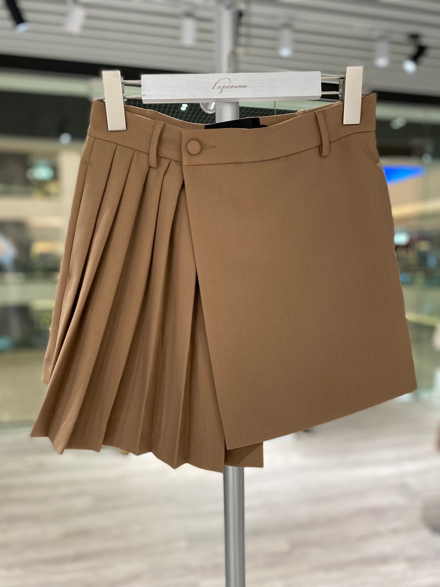 Pleated short skirt in Khaki