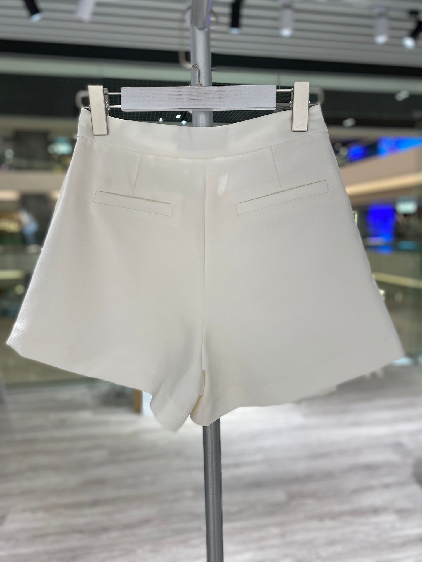 Pleated short skirt in white