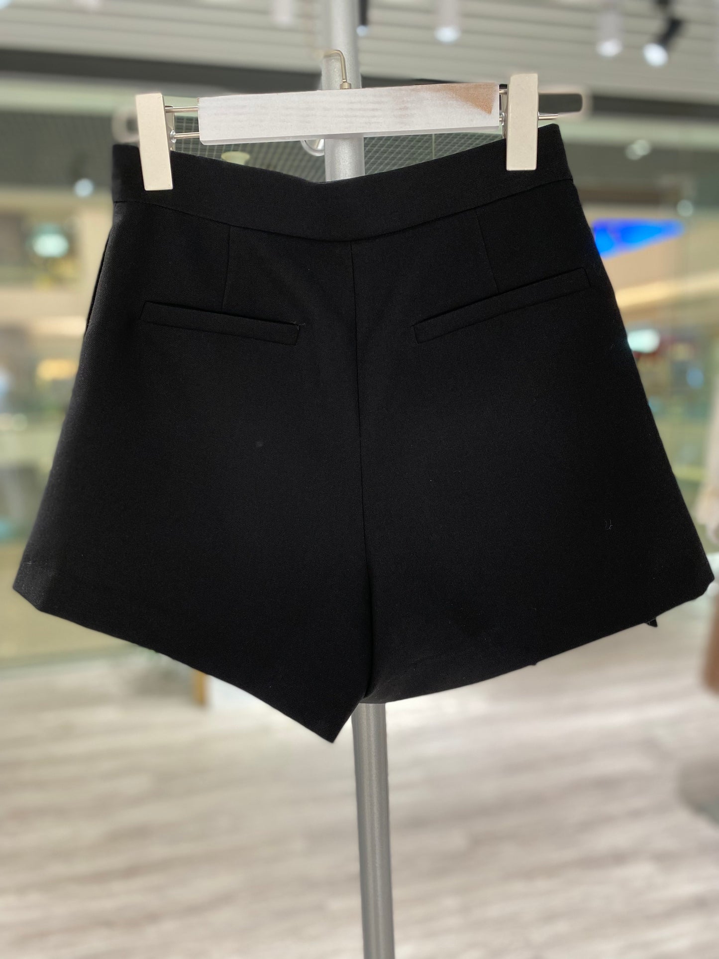 Pleated short skirt in black