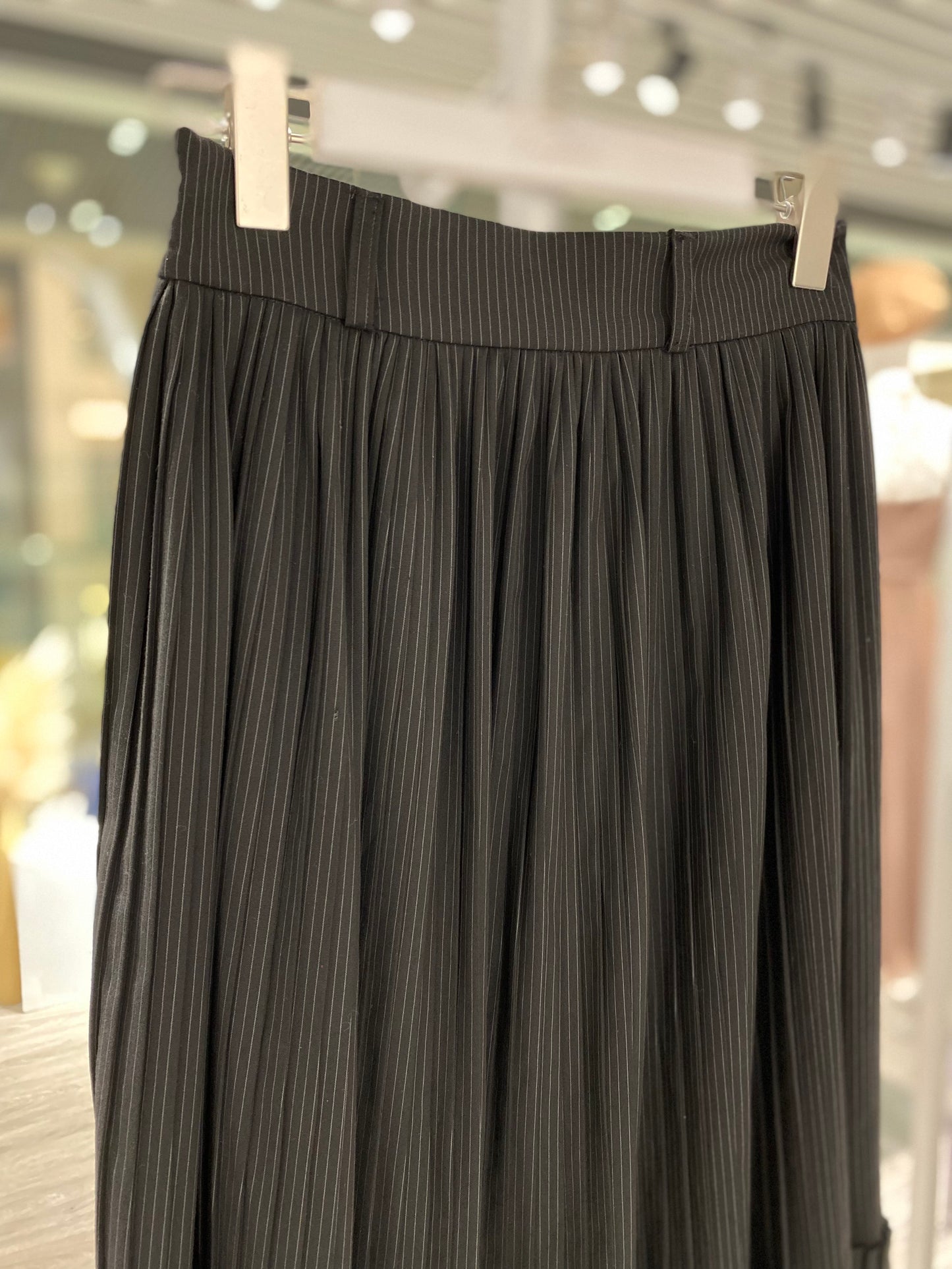 Striped pattern pleated skirt