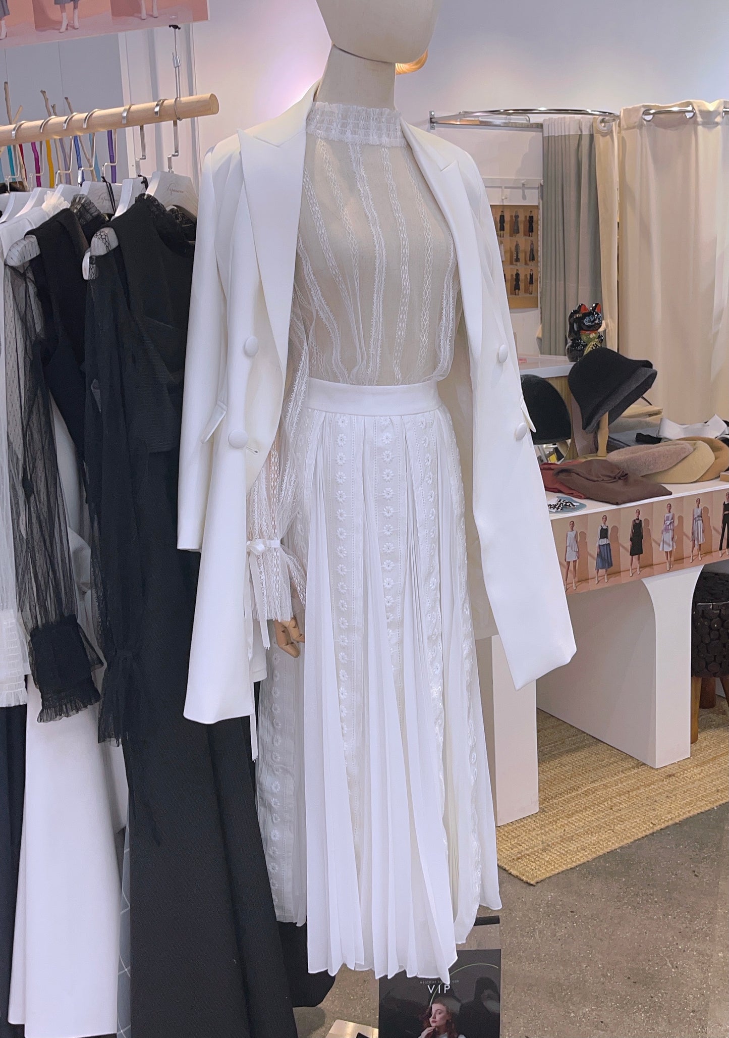 Lace pleated skirt