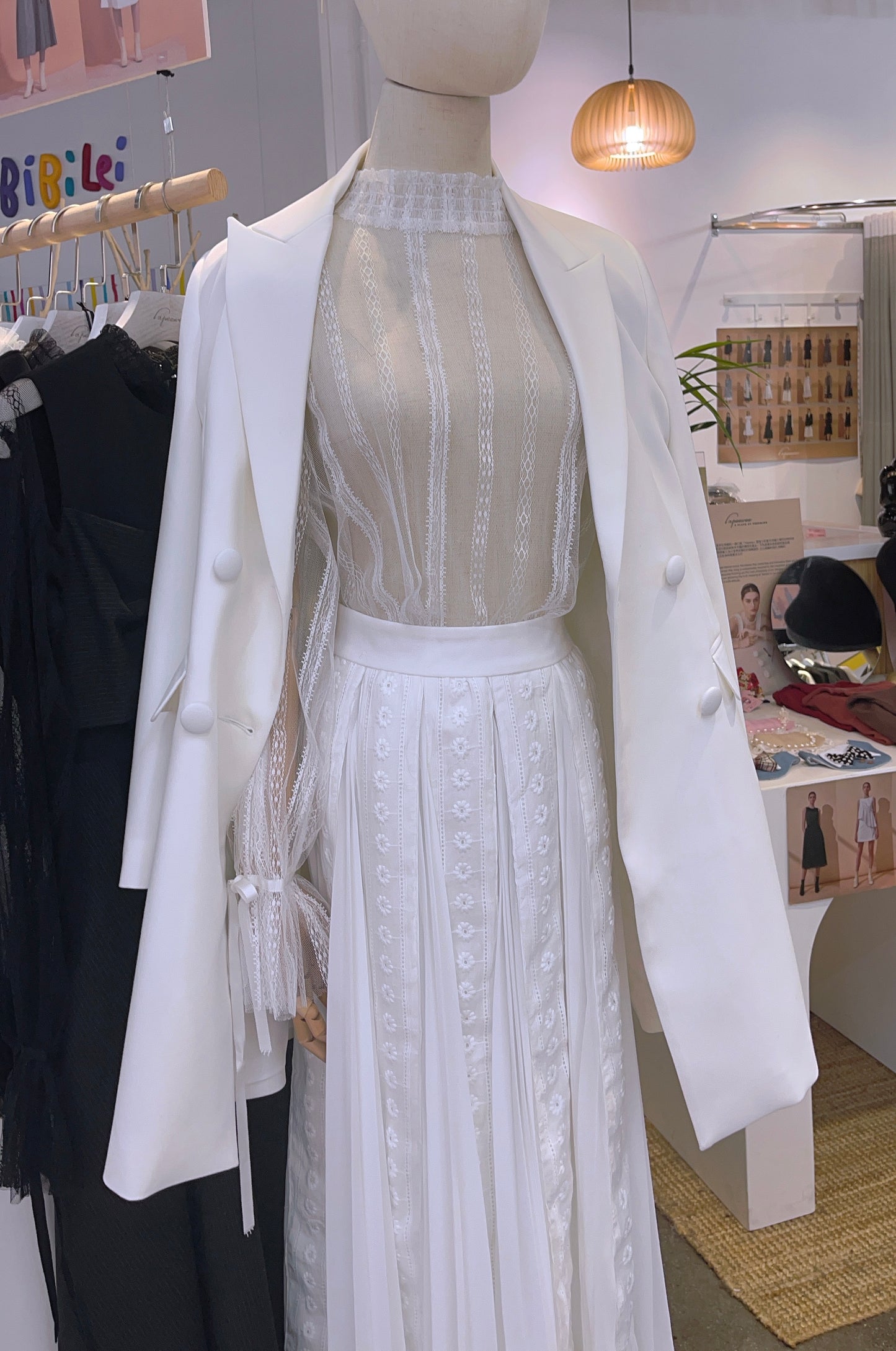 Lace pleated skirt